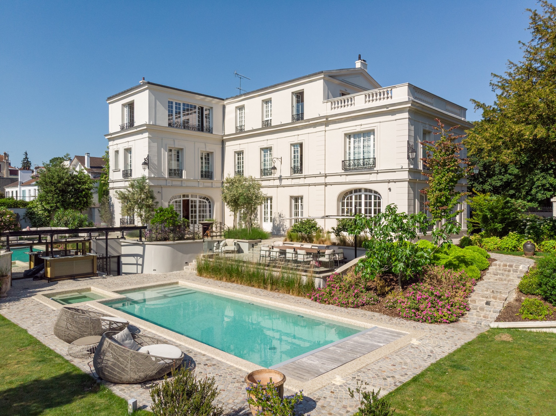 LOCATION Superbe maison de 463 m2 ouvrant sur jardin de 1300 m2 avec piscine